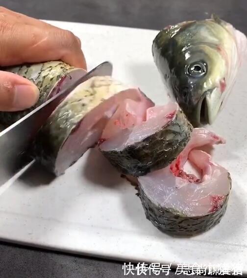 草鱼不加一滴水,鱼肉鲜香入味一点也不腥,比红烧的还要好吃