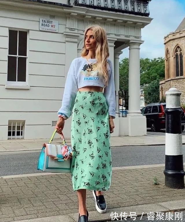 随性|卫衣+半裙=早秋最火混搭套路,时髦又有女人味