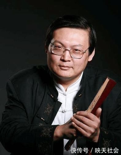 新闻观察|所有节目停播，从当红央视主持到被迫退圈，梁宏达到底得罪了谁