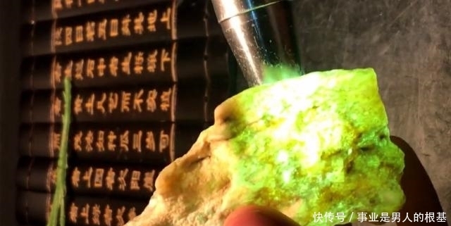 网友2000元买了个奇形怪状的大马坎翡翠原石,切出一对龙凤牌