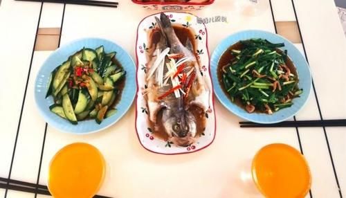 70后一家四口的午餐，朋友圈火了，朋友：这样生活其乐融融，真好