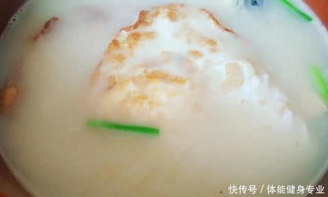 炖鲫鱼汤时别直接加水炖,多加两个“它”,炖的鱼汤比牛奶白!