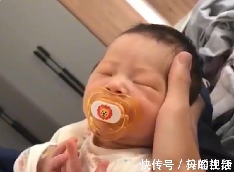 二胎|大一新生放假回家,发现父母偷偷生了二胎,反应让人心疼