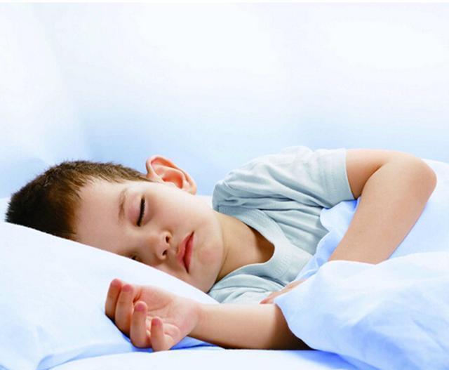 身高|儿科医生:孩子睡前有2种习惯,14岁后很难长高,白白损失10cm