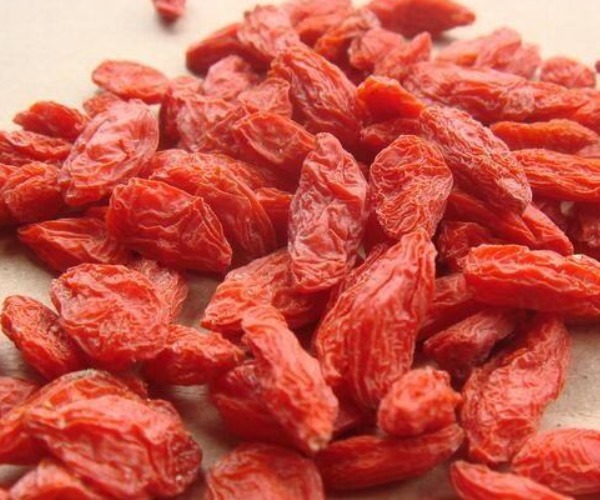 养肝护肝|男性睡前生嚼5粒枸杞，一段时间后，4件好事可能悄悄来临