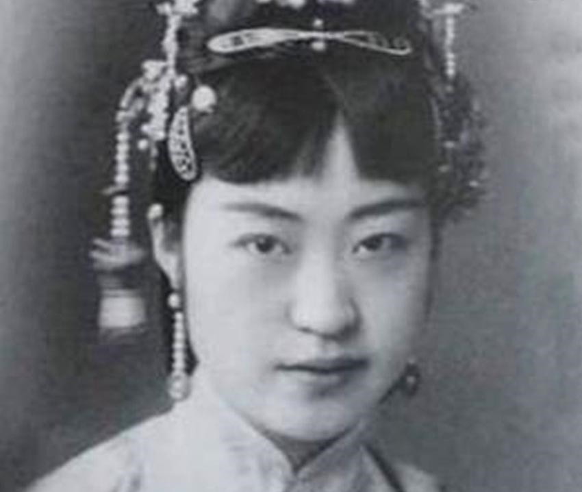溥杰|她出身大清贵族,溥仪的弟妹,竟不知廉耻,主动勾搭张学良
