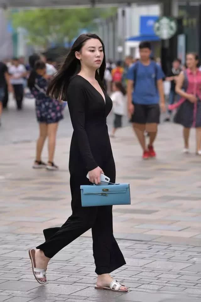 街拍美女：微胖小姐姐最爱穿黑衣，不仅能遮肉显瘦，还能凸显气场