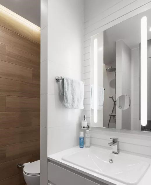 卧室|客厅一分为二当卧室,用玻璃折叠门做隔断,聪明人都这样设计了