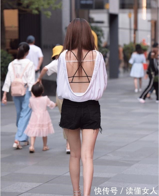 露背衫 美女的白色露背衫搭配黑色短裤,很吸引人的目光!