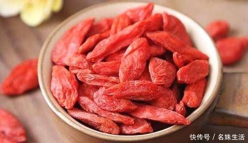 老少皆宜|枸杞是直接嚼着,还是泡水喝好?终于有正确答案了,白吃了30年