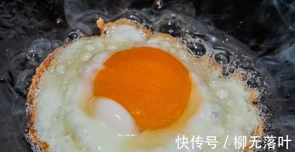 不粘锅|油煎荷包蛋,用凉油还是热油教你4个窍门,酥脆完整不粘锅!