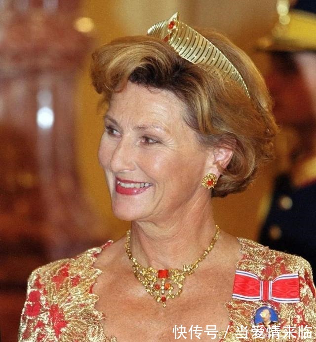 耳环 新年就是要红!王室红宝石珠宝看起来!