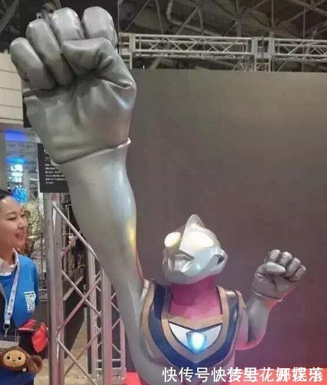 奥特曼|奥特曼变身时,为什么拳头比身子大很多网友为什么要毁我童年