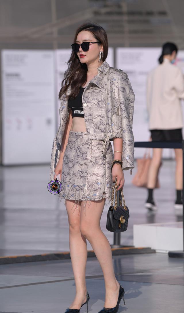 套装|蟒蛇纹套装搭配尖头细跟鞋, 职业女性这样穿, 提升气质更有精致感