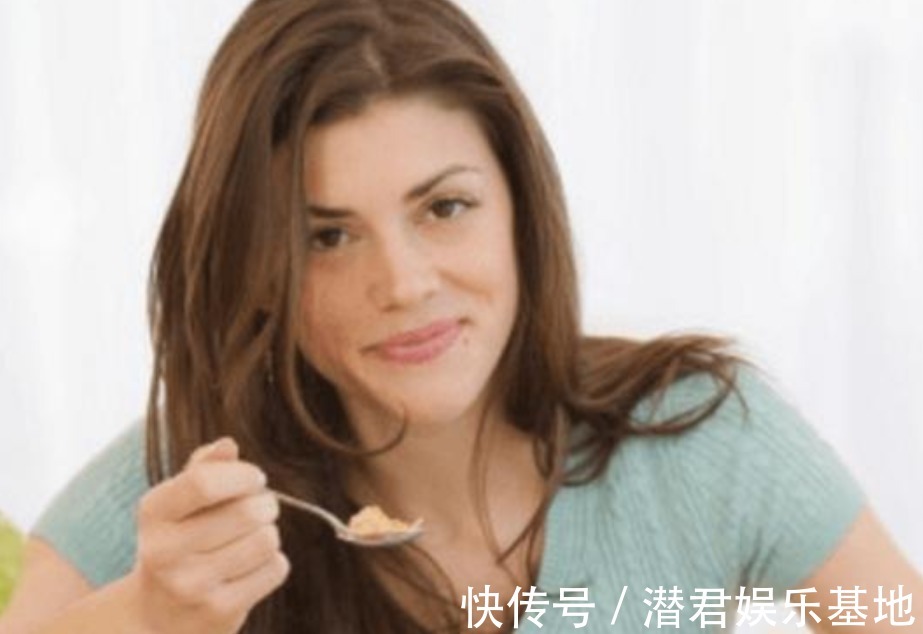 怀孕期间|女性怀孕期有顿饭要少吃,既让胎儿不舒服,又让其“长肉部长胎”