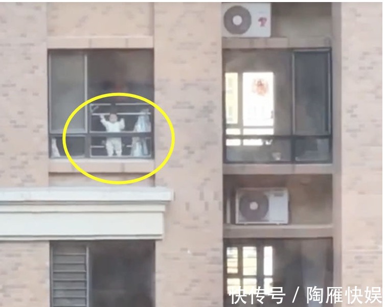 小飞机|宝宝每天都要去窗户边玩,爸爸跟着往外一看,瞬间被萌到