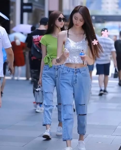 衣服|双胞胎姐妹花穿同款牛仔裤,她却因“小心机”换了件衣服,赢了