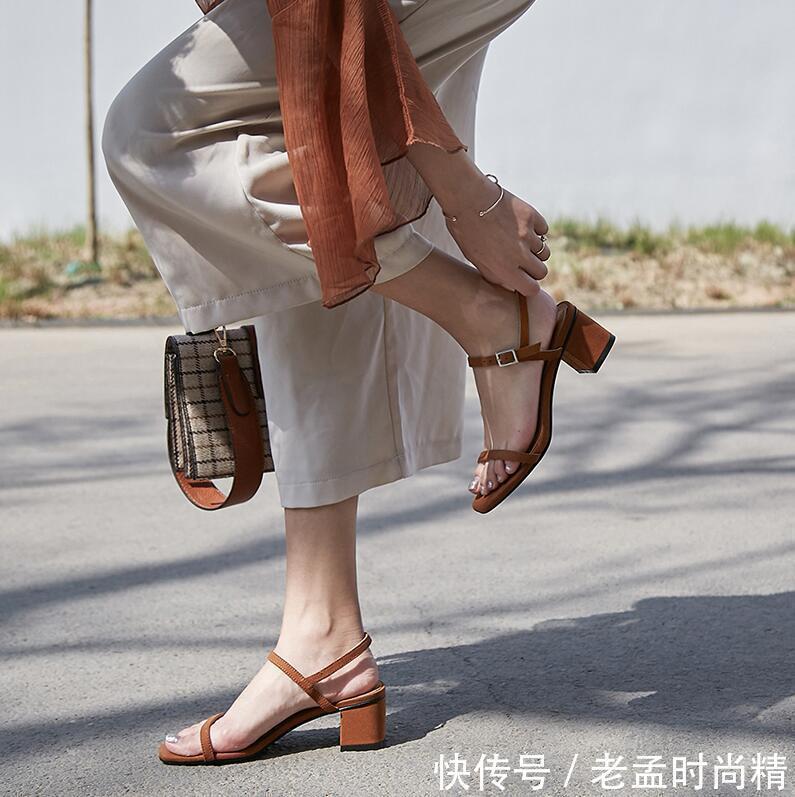 高跟鞋|一双优雅高跟鞋,露趾一字扣鞋型,彰显女人轻奢气质