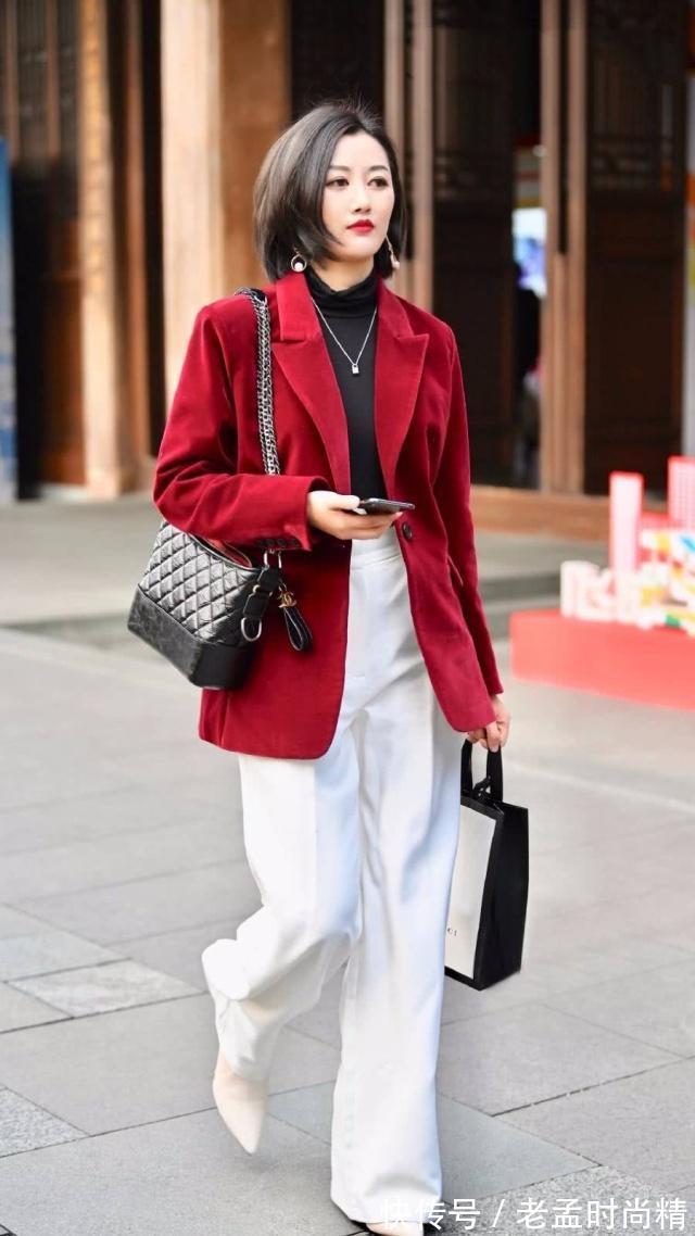 牛仔裤 街拍:美女牛仔裤搭配黑色皮草上衣,轻松穿出时尚的潮女范!