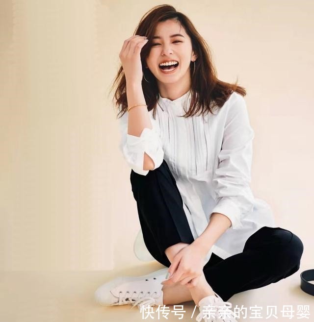 帆布鞋 入秋后鞋子别乱买,今年流行的是这“2双”,舒适百搭又时髦