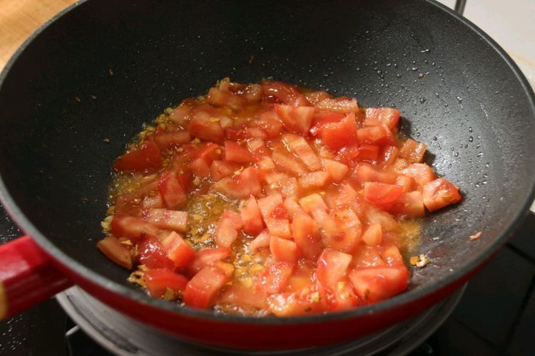 2个土豆加2个西红柿，简单一烧，比肉还好吃