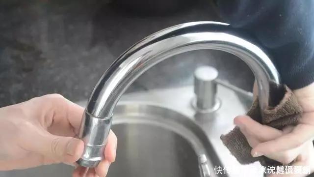 牙膏|用完的牙膏管别扔掉，放在厨房一年能省不少钱，邻居见了纷纷学！