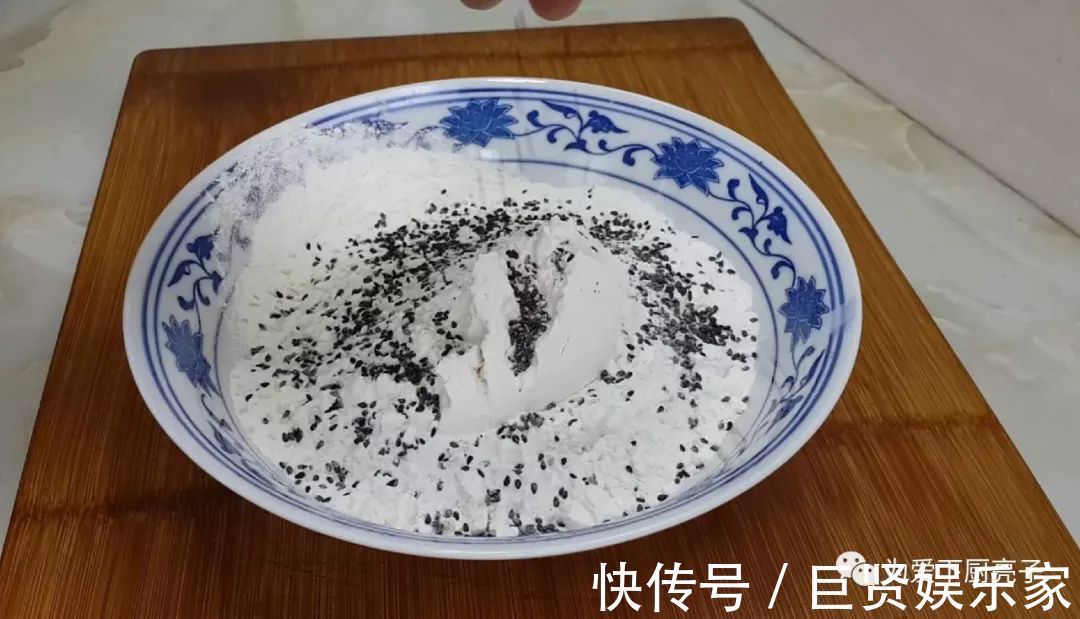 1斤面粉，4个鸡蛋，锅里炒一炒，教你做创意小零食，比麻花都好吃