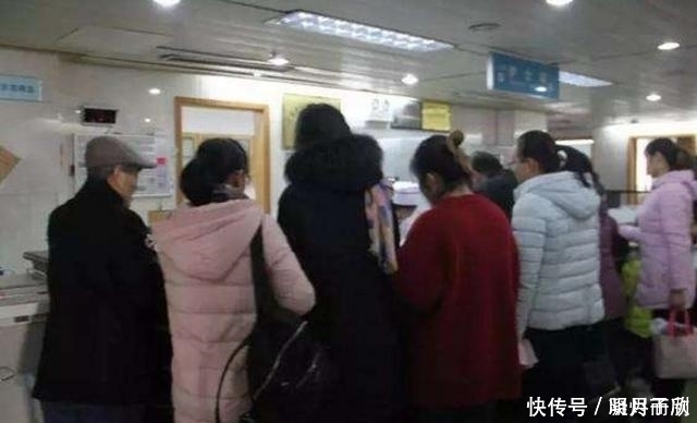 母亲带着孩子去看病,医生夸孩子长得俊,身旁的大爷偷偷报了警