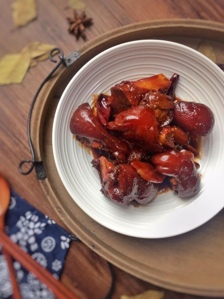 家常红烧猪蹄，满满的胶原蛋白，女人要常吃，更显年轻