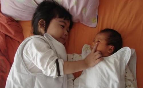 掀开|两姐妹搂在一起睡觉,妈妈掀开被子一看,被子下的场景太温馨
