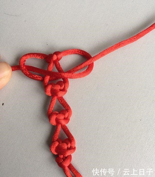 绕圈 心形结手链的编法教程,非常简单,只要2个结法就能编出!收藏了!