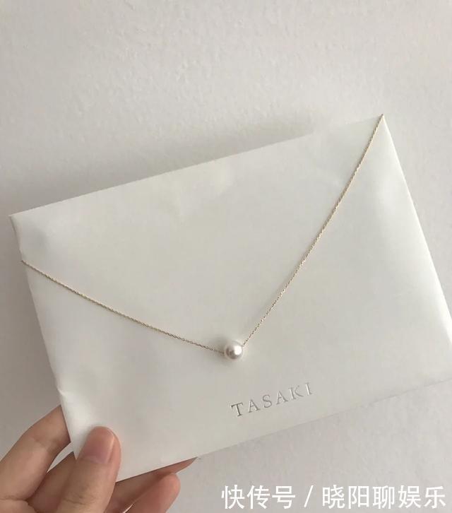 珍珠|女人过了40岁，最好别戴这3种首饰，俗气感十足，显得没品味