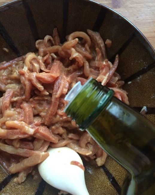 炒肉丝,直接下锅炒是大错!教你1招,嫩滑多汁又入味,还不粘锅