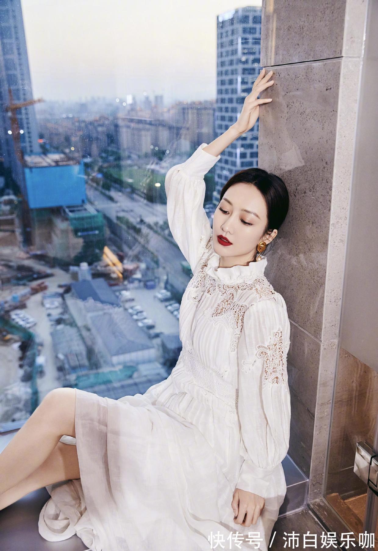 糖果色 对身材苗条的女孩来说,修身、浅色的牛仔裤是非常值得尝试的选择