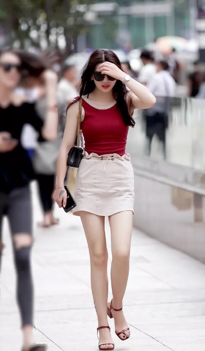 美女脚上搭配上一双一字带的高跟鞋，会让她显高又显气质