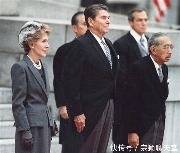 切腹自杀|日本投降后，麦克阿瑟问天皇：你为啥不切腹自杀？天皇回复4个字