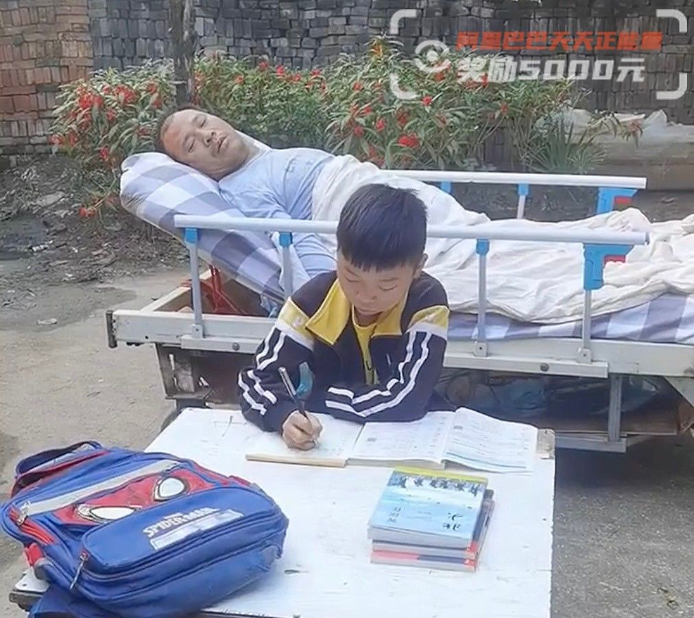王现华|十岁撑起半个家！男孩照顾瘫痪父亲6年，满墙奖状是家里“最漂亮的装修”