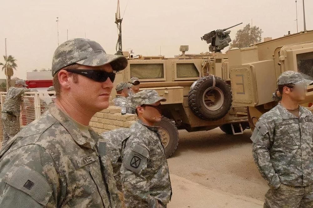 打成|一枪爆头！他是美国第一狙王，狙杀255人，却被老兵从背后打成筛子