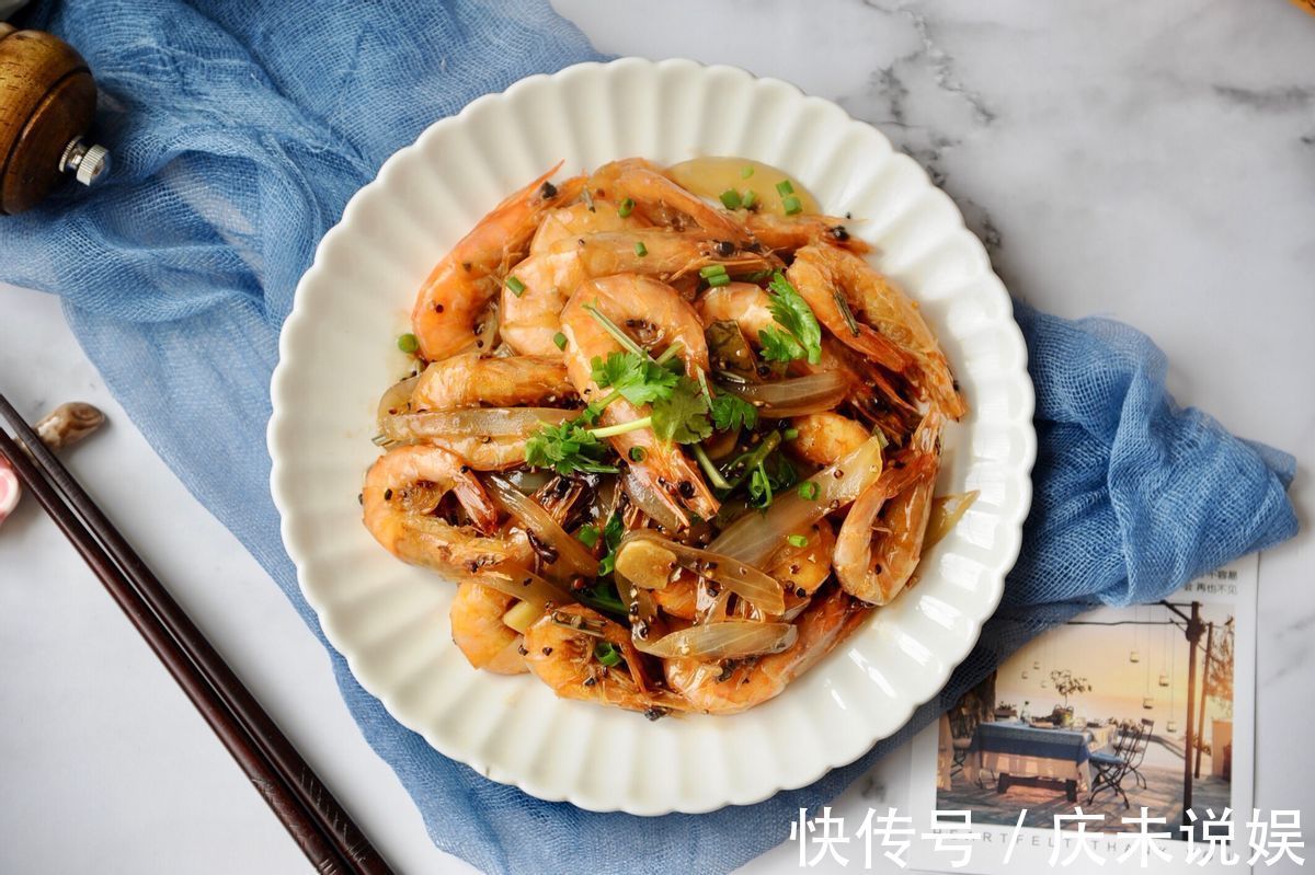 大虾好吃的做法，加入黑胡椒炖煮入味，鲜美可口，好吃到舔手指