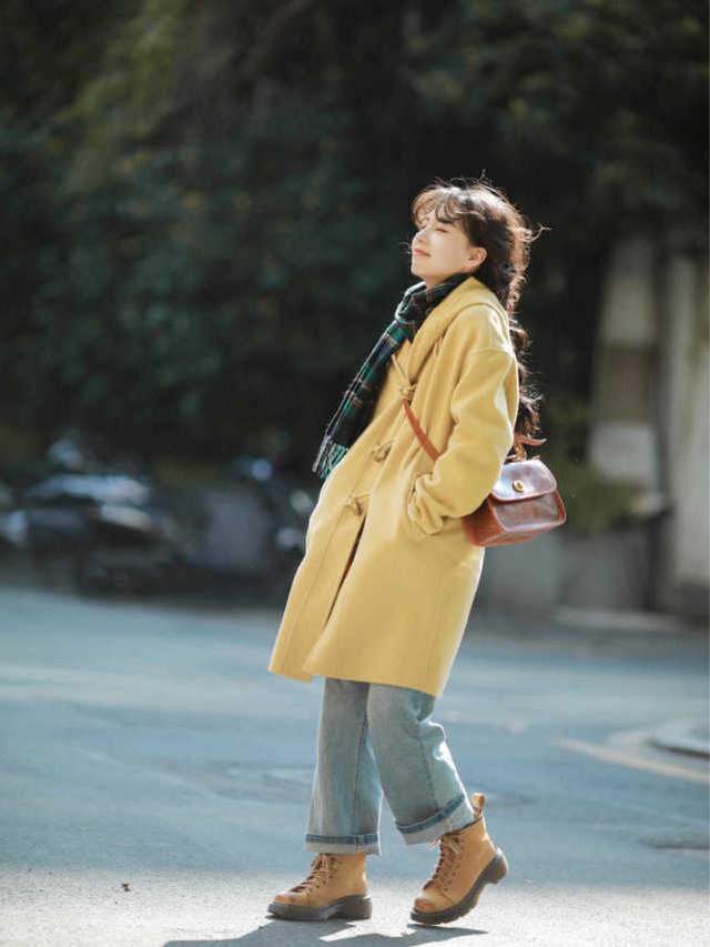 知性 秋冬大衣穿搭指南,搭配毛衣和牛仔裤,小个子女生也能穿出高级感