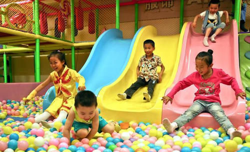 霸道|6岁男孩太霸道,把蹦蹦床上的小朋友都赶走,妈妈只顾拍照