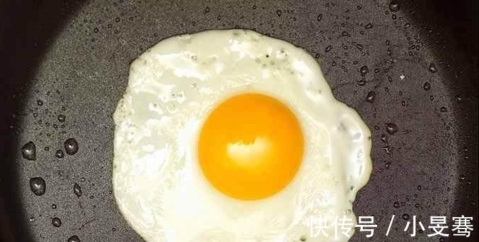 鸡蛋|荷包蛋总是煎不好？教你一招，煎出来的鸡蛋又圆又嫩，还不粘锅！