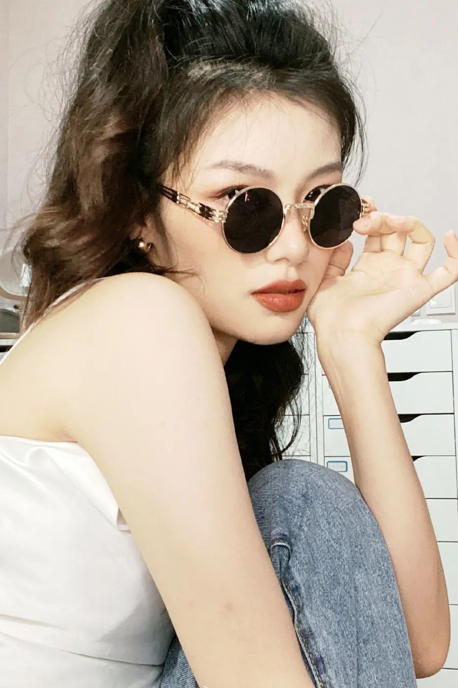 披头散发 别再披头散发了!这3个发型小技巧显嫩又高级