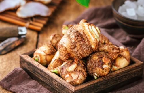 冬季吃芋头好处多，补钙通便助减肥！但有4类人要注意少吃