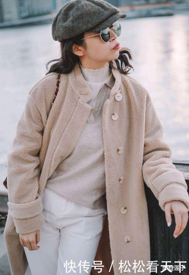 时尚|跟着时尚博主学穿搭,毛茸茸的卡其色外套配白裤,温柔简约又时尚