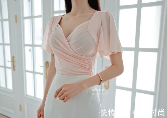 孙允珠|女神孙允珠高清时尚搭配：红杏潇湘艾叶霜露梦幻花袖裙
