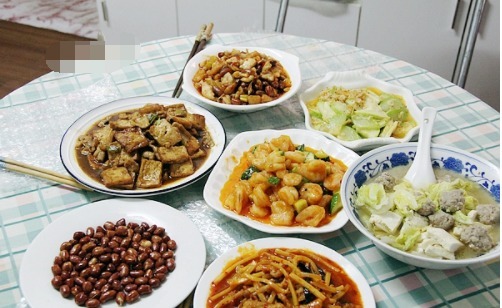 周末一家四口午餐,花费不足50,六菜一汤,简简单单,吃的美美的