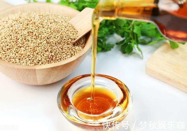 买香油,别管啥牌子,拿手上晃晃便知真假,再也不怕买到勾兑的了