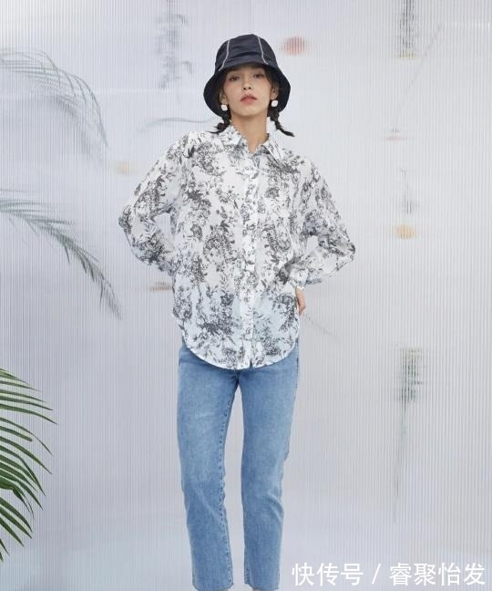 穿搭|今年爆火的花衬衫,这些搭配不容错过,简约高级很是时尚