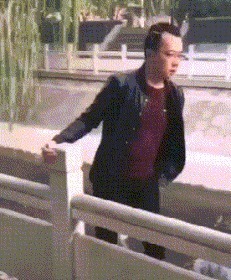 |搞笑GIF:刚娶的媳妇 衣服都还没换 本性就露出来了